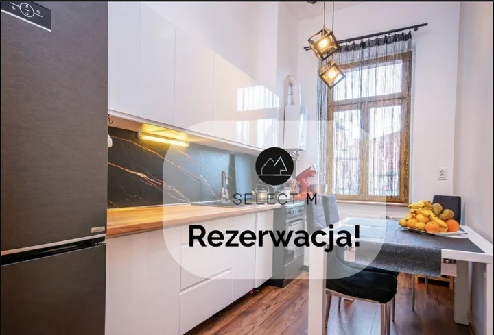 Czteropokojowe mieszkanie w centrum z miejscem postojowym.